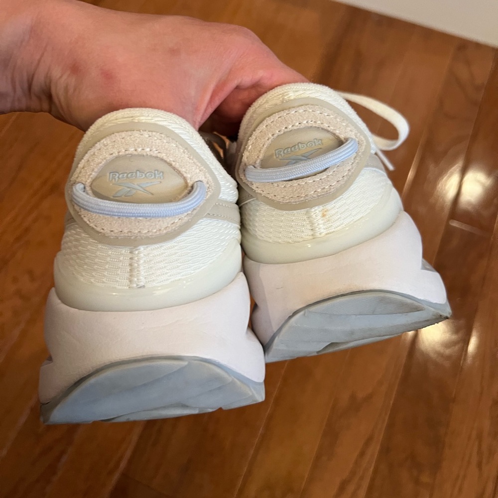 Reebok sneakers great condition - Picture 2 of 8